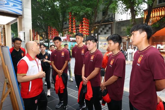 巴塞罗那的年夜学生布鲁诺（劳伦克·冈萨雷斯 Llorenç González 饰）有一个标致女友卡拉（阿斯特丽德·伯格斯-弗瑞斯贝 Àstrid Bergès-Frisbey 饰）。但在无意撞到热忱活跃的陌头舞者瑞（阿尔瓦罗·塞万堤斯 Álvaro Cervantes 饰 ）后，布鲁诺被瑞所吸引，两人擦燃火花。发现本相的卡拉悲伤难熬，也曾斟酌跟男朋友薪尽火灭，但终究出于好奇和不甘，她保持了这个三人游戏，从而开启一场全新的恋爱试炼......西班牙新锐导演泽维尔·比利亚韦德（Xavier Villaverde）鉴戒意年夜利名导帕索里尼的《定理》情节，修建了一个恋爱乌托邦。片中脚色其实不含任何价值评价，他们只是诚笃拥抱糊口。恋爱是甚么？是寻觅本身的幸福，仍是让被爱的人幸福？恋爱的自由和伴侣的虔诚若何同一？片子没有给出回覆，但它最少展现了新世代恋爱的各类可能性。